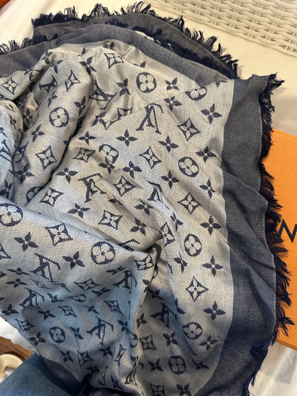 Louis Vuitton Authentic Scarf Denim Color 100% authentic - Picture 5 of 6
